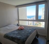 Dormitorio principal en suite: el equilibrio perfecto entre orden y descanso. Con clósets integrados y baño privado, cada metro está pensado para tu comodidad 