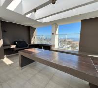 La mejor vista de la región: Una panorámica ininterrumpida que abarca toda la bahía, desde la elegancia de Viña del Mar hasta el encanto de los cerros de Valparaíso.