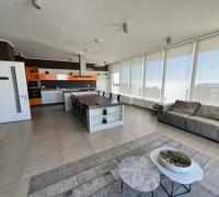 En el punto más alto del edificio, el Lounge ofrece un espacio de diseño sofisticado y atmósfera tranquila. Equipado con mobiliario moderno y amplios ventanales, para compartir con familiares y amigos