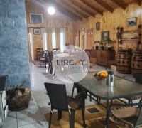 cómoda cocina con estufa a leña