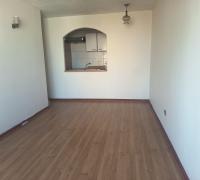 Living-comedor amplio y muy luminoso, gracias a su orientación y paredes recién pintadas en blanco impecable. Un ambiente fresco y acogedor que invita a disfrutar cada momento.