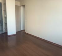 Cuenta con baño privado integrado y amplios clósets. La combinación perfecta de privacidad y luminosidad en una ubicación central.