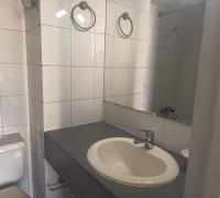 Segundo baño completo con ducha, ubicado estratégicamente fuera de las habitaciones. Impecable y "como nuevo", perfecto para visitas o para dar independencia al segundo dormitorio.