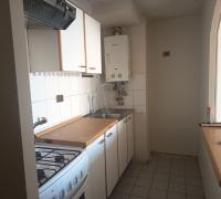 Cocina semi-abierta que integra los ambientes con estilo y luminosidad. Recién pintada y pulcra, ofrece la mezcla perfecta entre un concepto moderno y la funcionalidad independiente.