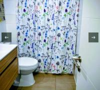 Baño principal de generosas dimensiones con acabados de primera calidad