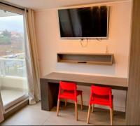 Funcional mesón incorporado: el espacio perfecto que se adapta como comedor de diario o una cómoda zona de home office