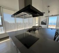 amplio quincho en la azotea que combina diseño, altura y la mejor panorámica de Montemar