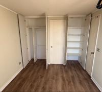 Puertas de closets abiertas para identificar uso de los mismos dormitorio 2
