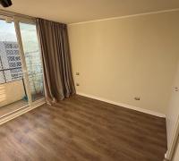 Dormitorio dos con vista hacia ventanas que permiten una mirada al poniente