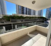 Acogedora terraza con acceso desde el living, ideal para disfrutar del aire marino y extender el espacio social hacia el exterior.