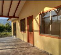 CASA ADICIONAL con entrada independiente. Con tres dormitorios y dos baños (uno en suite), living comedor, cocina comedor, amplia cocina, lavandería y estcionamientos. 