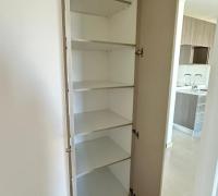 Almacenamiento funcional con finas terminaciones para mantener tu dormitorio siempre impecable.