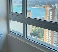 Mar a lo lejos desde el dormitorio y terraza protegida.