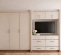 Gran diseño para espacioso closet de pared a pared en habitación principal