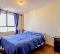 Amplio espacio en dormitorio principal en suite