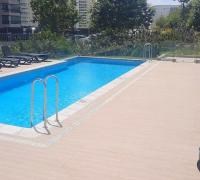 Piscina y tumbonas al aire libre