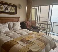 dormitorio principal con vista al mar y salida a terraza