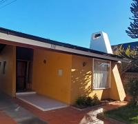 GRAN CASA CON HERMOSO DISEÑO, AMPLIO ESTACIONAMIENTO, CHIMENA EN LIVING COMEDOR, PEQUEÑA TERRAZA SALIDA POR COMEDOR, CASA CON ANTEJARDIN