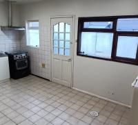 amplia cocina con buena iluminación
