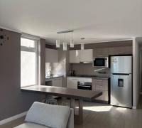 Moderna cocina integrada de concepto abierto, sumamente luminosa gracias a su ventana exterior. Se entrega completamente equipada con encimera eléctrica, horno empotrado, microondas y lavavajillas. Un espacio funcional y de excelente diseño.