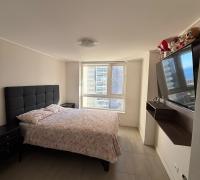  Dormitorio principal en suite, de excelente tamaño y sumamente luminoso. Un espacio diseñado para el descanso que destaca por sus amplios clósets de gran capacidad, ideales para mantener una organización perfecta
