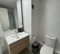  Baño principal completo y en suite. Cuenta con un diseño moderno, excelentes terminaciones y un cómodo shower door de cristal que optimiza el espacio y brinda mayor confort diario.