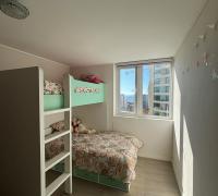 Pieza 2: Segundo dormitorio de excelente tamaño, muy amplio y luminoso gracias a su orientación. Cuenta con su propio clóset integrado y ofrece espacio ideal para una cama de dos plazas o dos camas de una plaza cómodamente.