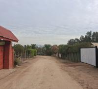 La propiedad está en un loteo de aprox 15 de los cuales un poco más de la mitad están habitados, incluyendo un centro turístico ecológico y caballerizas 