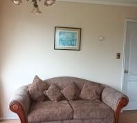 HERMOSO SOFA, ALFOMBRA, LIVING CON PISO FLOTANTE