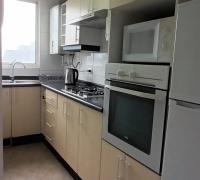 COCINA AMOBLADA Y EQUIPADA CON ELECTRODOMESTICOS Y LOZA  