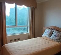 HABITACION AMOBLADA CON CAMA DE 1,5 PLAZA, VELADOR, LAMPARAS, CORTINAS, PISO FLOTANTE Y CLOSET