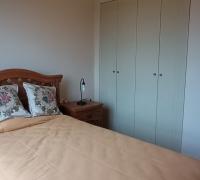 HABITACION EQUIPADA CON CAMA DE PLAZA 1,5 ROPA DE CAMA, LAMPARA, CLOSET