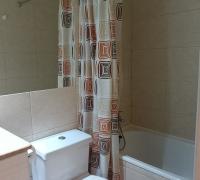 BAÑO 1 CON VANITORIO CUARZO Y GRANITO, AMPLIO ESPEJO, DUCHA CON TINA