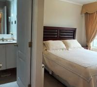 HABITACION PRINCIPAL EN SUIT CON CAMA DE 2 PLAZAS, CON ROPA DE CAMA, VELADORES, LAMPARAS Y CORTINAS TODO EN EXCELENTE ESTADO