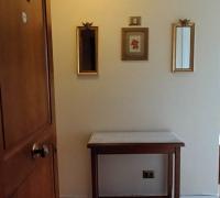 ACCESO PRINCIPAL CON MUEBLE DECORATIVO, PISO FLOTANTE, 