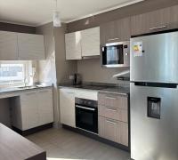 Cocina semi-abierta que integra los ambientes con estilo y luminosidad. Recién pintada y pulcra, ofrece la mezcla perfecta entre un concepto moderno y la funcionalidad independiente.