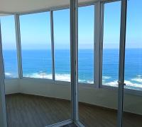 UNA TERRAZA  QUE ABARCA EL DORMITORIO PRINCIPAL  JUNTO A LIVING Y COMEDOR PARA ARMAR UN ESPACIO MUY INSPIRADOR FRENTE AL MAR. TERRAZA TOTALMENTE VIDRIADA QUE OTORGA SEGURIDAD  