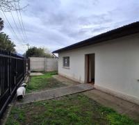 Fachada de la casa, frente de 14 metros. Entrada a estacionamiento para 2 autos. 