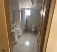 baño completo con tamaño para implementar lavadora y secadora