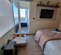 Su cómodo balcón cerrado permite crear un ambiente ideal para relajarse durante todo el año. c