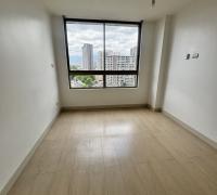 Dormitorio con ventana y malla