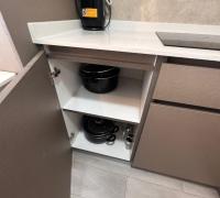 Mueble de cocina con ollas