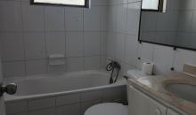 baño en suite con grifería nueva 