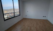 Dormitorio principal con piso flotante, clósets  y baño privado