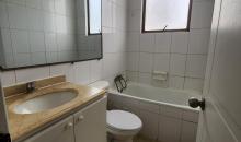baño en pasillo con griferia nueva 