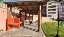zona de quinchos a un costado de la piscina