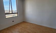 tercer dormitorio con piso flotante, amplia ventana y closet 