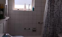 SALA DE BAÑO Y TINA CON REBAJE PARA ADULTO