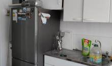OTRA VISTA DE LA COCINA REFRIGERADOR Y MUEBLE DE COCINA