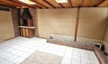 Rincón del quincho dentro del patio techado